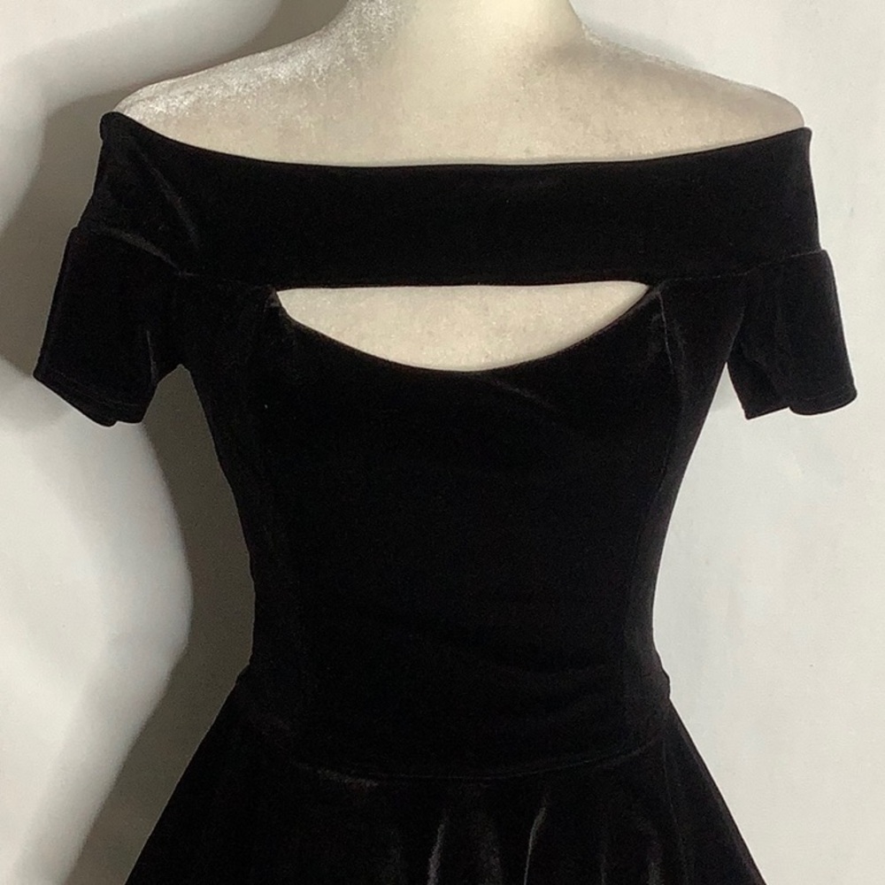 Elegant Black Velvet Peplum Off Shoulder Dress Size M Whimsigoth Vintage - Picture 3 of 16